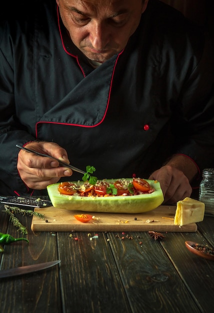 Kucharz przygotowujący posiłek z warzyw