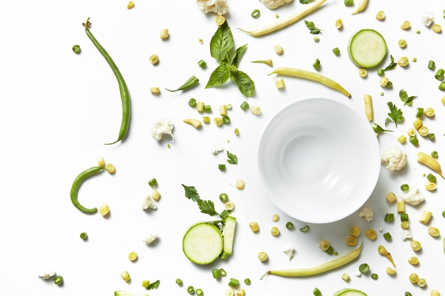 Gotowe danie w misce z ziołami